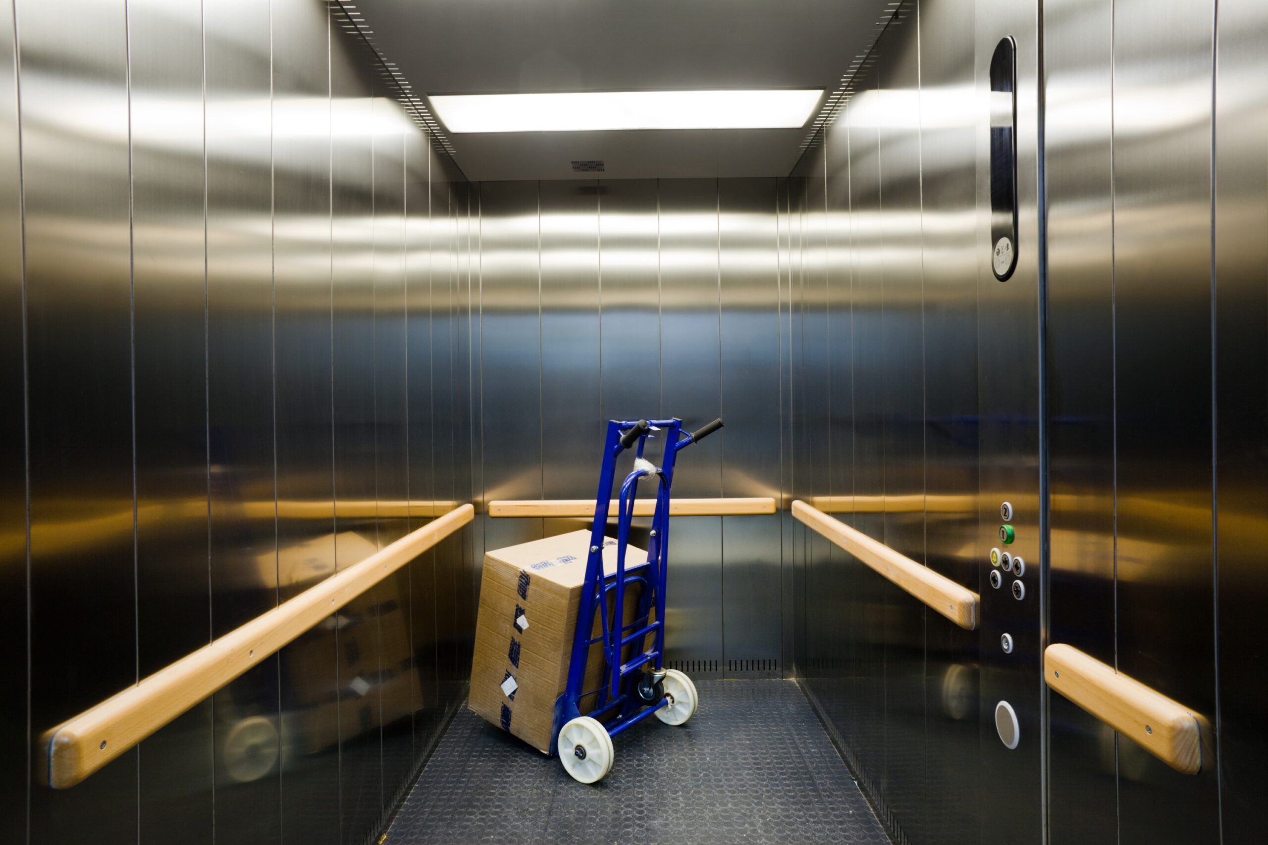 تولید قطعات فلزی آسانسور